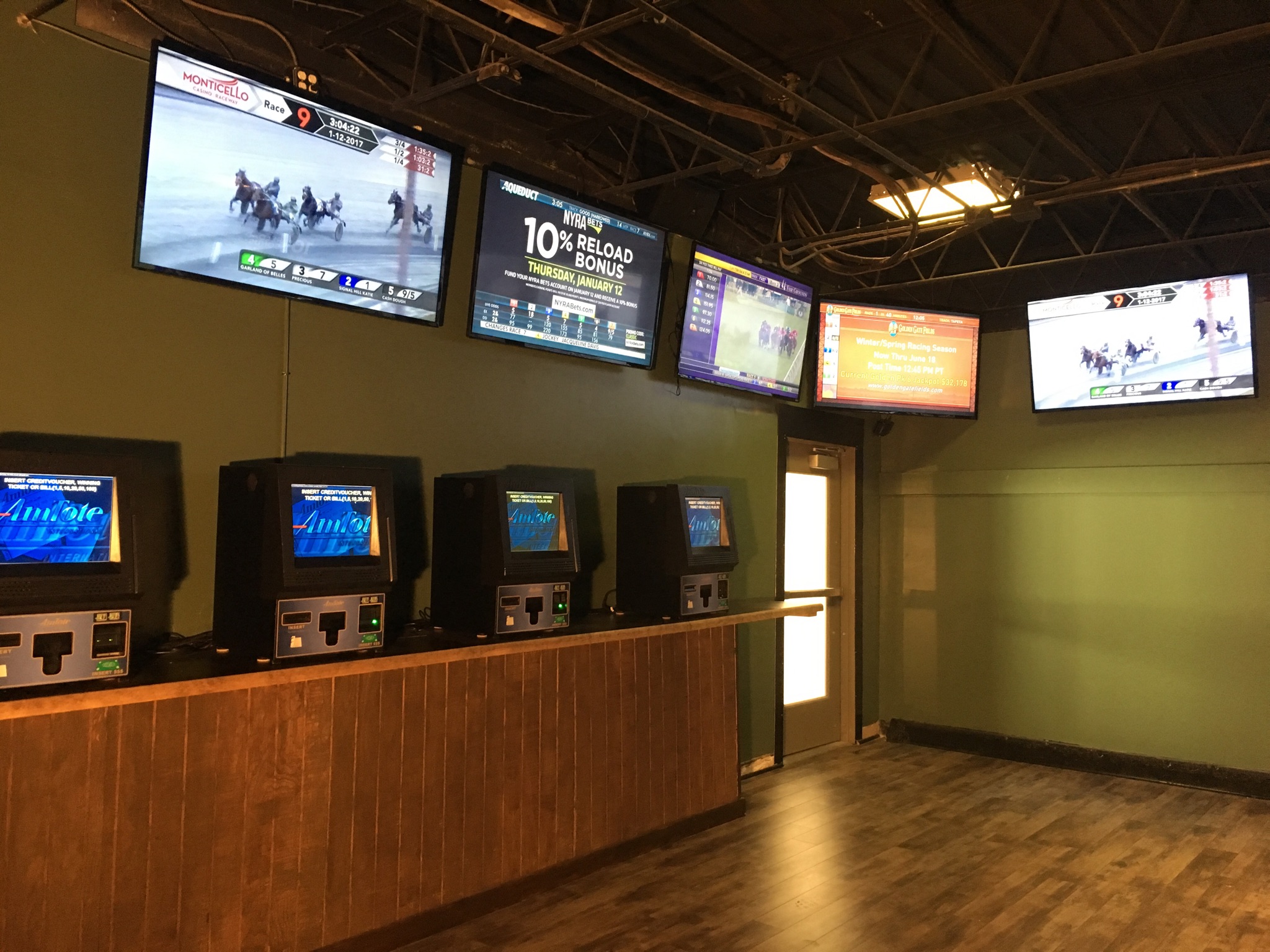 Ponies & Pints features a horseplayers exclusive room with 4 self betting terminals, 2 manned teller stations and 13 flat screen TVs